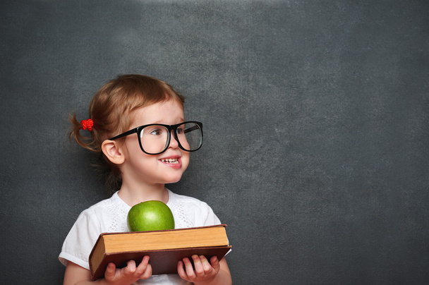 дівчина школярка з книгами та яблуком на шкільній дошці
 - Фото, зображення