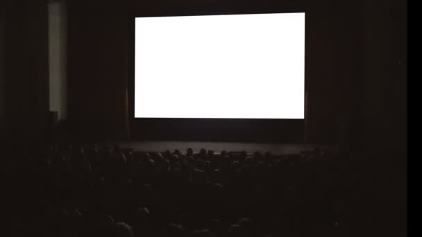 Gente disfrutando la película en el cine - Imágenes, Vídeo