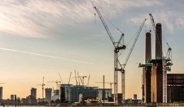 Grues construisant des bâtiments à Londres à l'aube
 - Photo, image