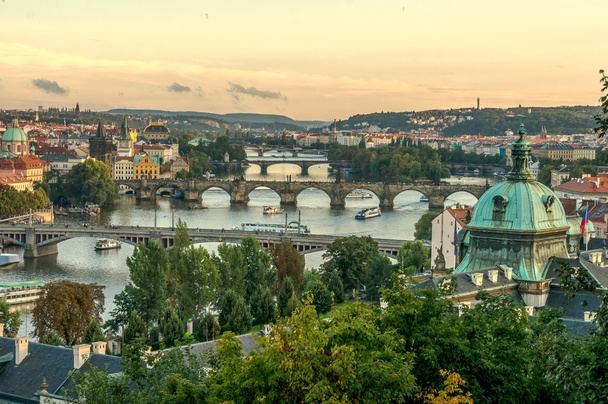Sillat yli Vltava joen Prahassa illalla auringonlaskun aikana
 - Valokuva, kuva