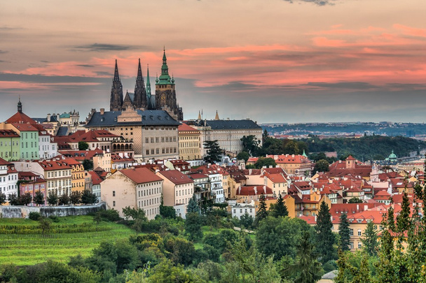 Пражский град и крыши зданий в Праге на закате
 - Фото, изображение
