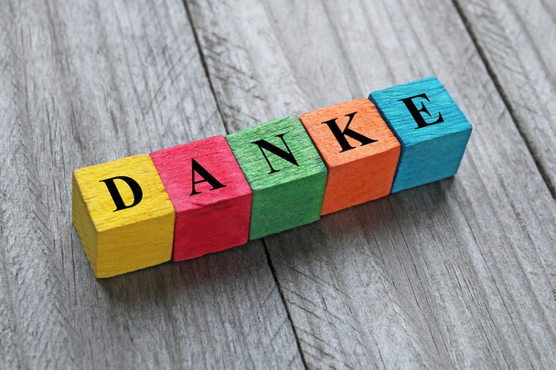 Слово данке (спасибо по-немецки) на красочных деревянных кубиках
 - Фото, изображение