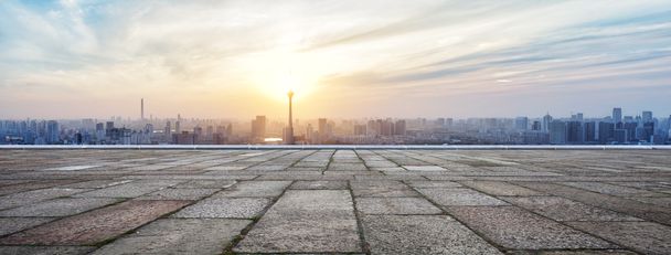 Skyline panorâmico e edifícios com quadrado de tijolo vazio
 - Foto, Imagem