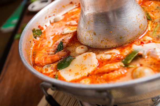 sopa de camarão picante ou tom yum goong
  - Foto, Imagem