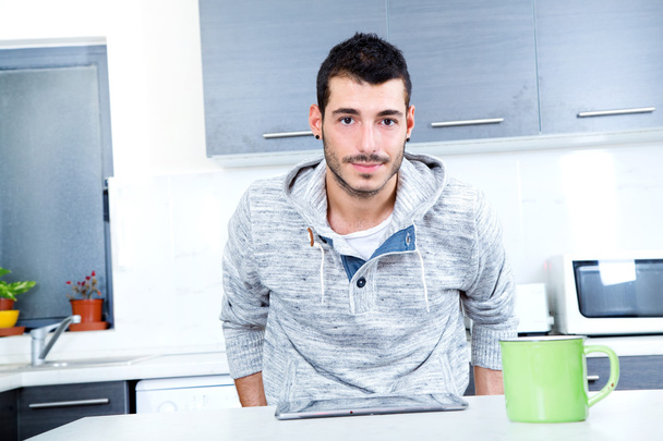 mladý muž s tablet v kuchyni  - Fotografie, Obrázek