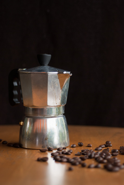 ένα δοχείο moka και ένα φλιτζάνι καφέ με φρυγμένους κόκκους καφέ - Φωτογραφία, εικόνα