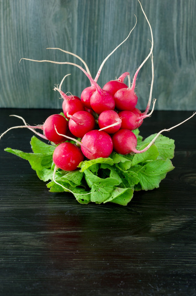 Bouquet de radis frais sur table vintage en bois
 - Photo, image