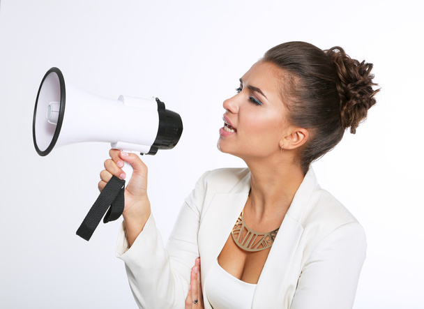 Mulher de negócios com megafone gritando e gritando isolado no fundo branco  - Foto, Imagem