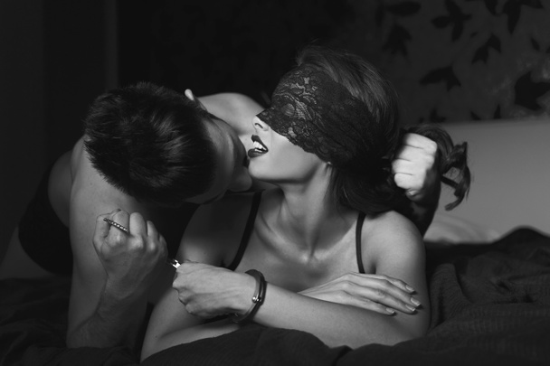 Сексуальная женщина с любовником в черном и белом
 - Фото, изображение
