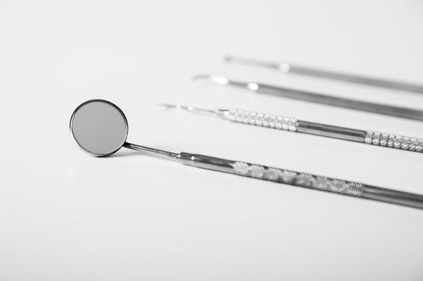 Basic hammaslääkäri työkaluja white.Set metalli lääketieteellisten laitteiden työkaluja hampaiden hammashoitoa
 - Valokuva, kuva