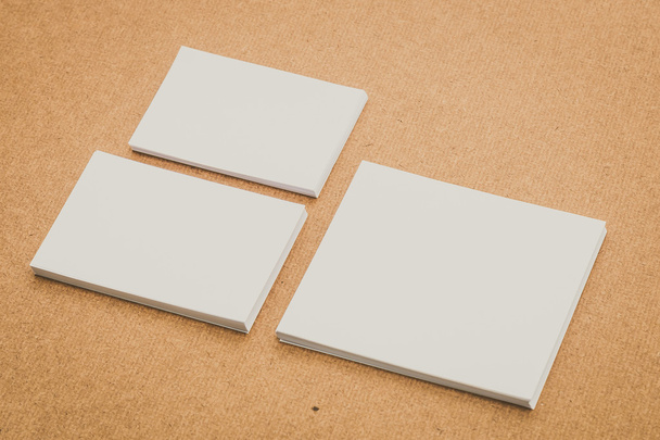 Livros brancos sobre madeira
 - Foto, Imagem