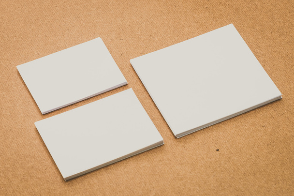 Libros blancos sobre madera
 - Foto, imagen
