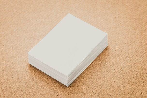 Livros brancos sobre madeira
 - Foto, Imagem