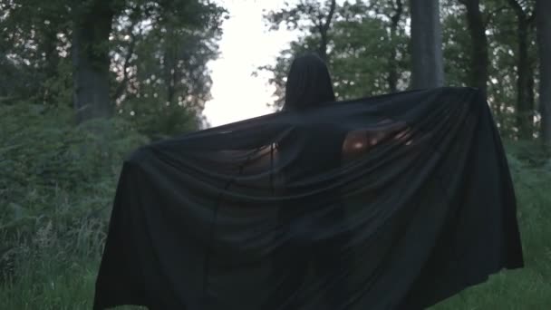 сексуальная женщина в нижнем белье на природе во время заката
 - Кадры, видео