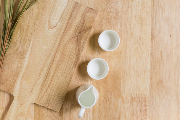 Текстурою деревини фон з порожнім чайні чашки - Фото, зображення