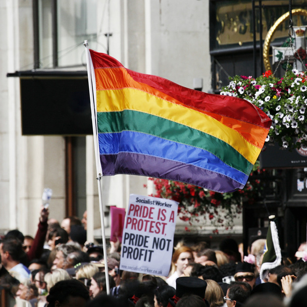ロンドンのゲイ ・ プライドで虹色の旗 - 写真・画像