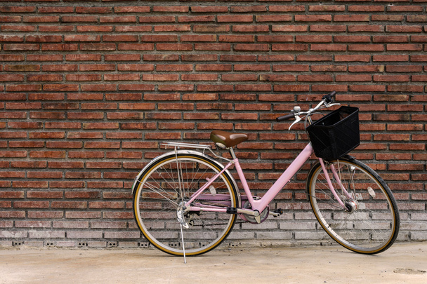 Vintage bicycle with old brick wall - Foto, afbeelding