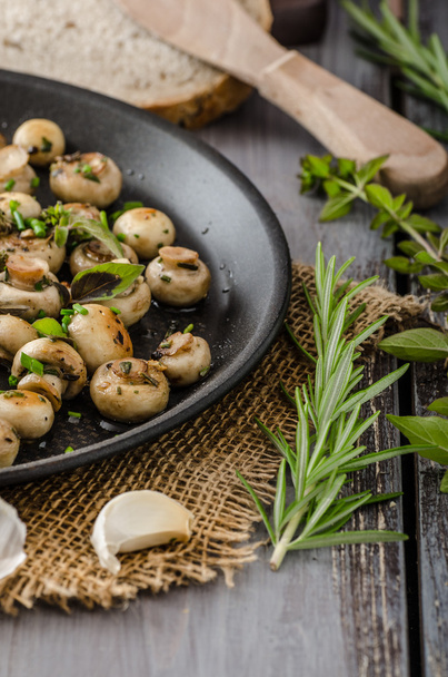 Salad of small mushrooms and herbs - Foto, afbeelding