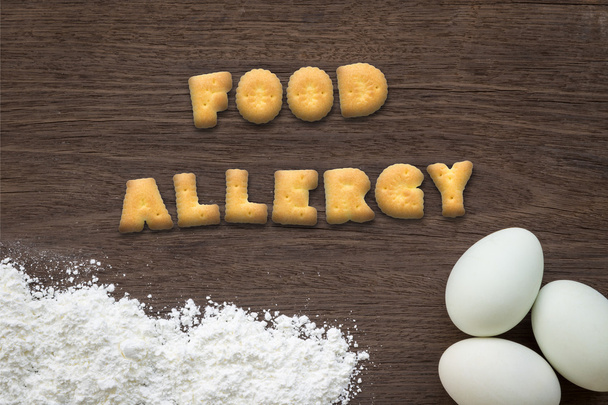 Буква печенья слово Питание Аллергия на кухонном столе фоне
 - Фото, изображение