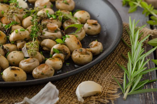 Salad of small mushrooms and herbs - Fotografie, Obrázek