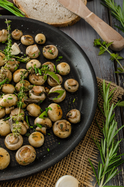 Salad of small mushrooms and herbs - Foto, afbeelding