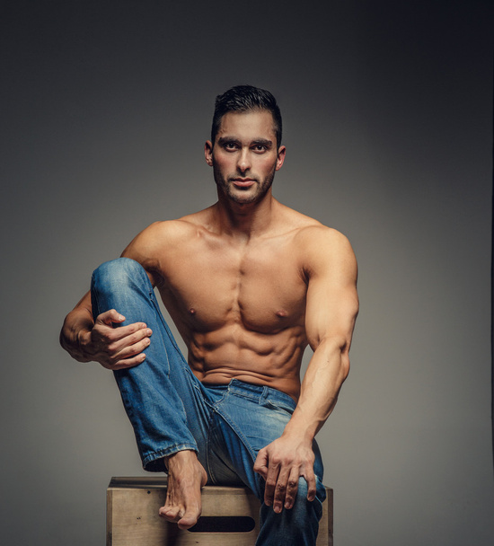 Shirtless guy in blue jeans - Foto, afbeelding