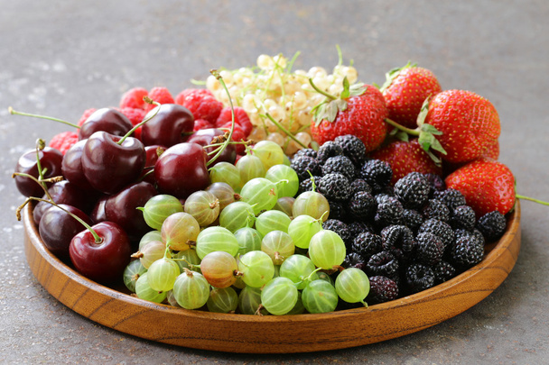 letními plody (maliny, jahody, třešně, rybíz, angrešt) - Fotografie, Obrázek