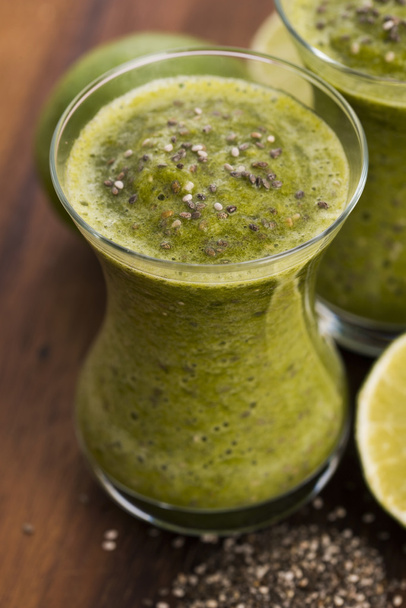 Υγιή πράσινο φρέσκα φρούτα και χυμό λαχανικών smoothie με chia - Φωτογραφία, εικόνα