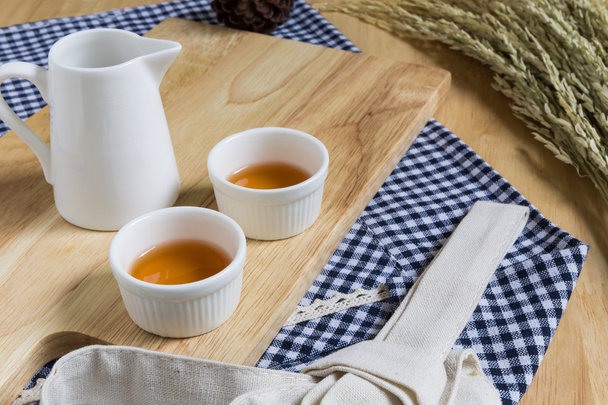 Assiette de coupe de texture en bois avec tasses de thé
 - Photo, image