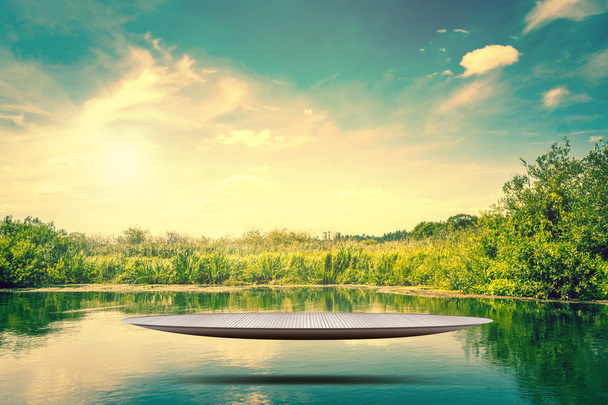 Escenario de metal flotando sobre un lago
 - Foto, Imagen