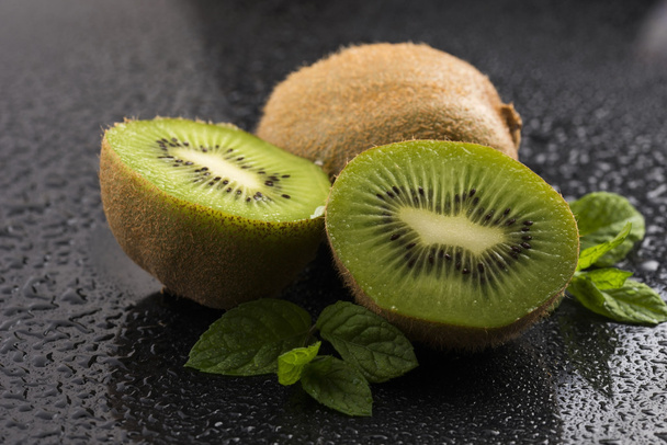 Juicy kiwi fruit and freas mint leaves - Fotografie, Obrázek