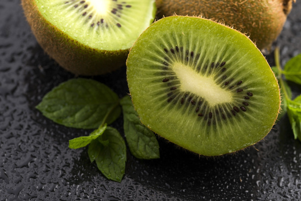 Juicy kiwi fruit and freas mint leaves - Photo, Image
