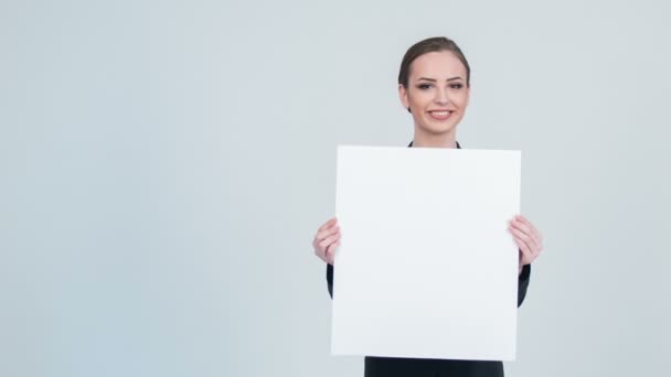 Nice woman putting up white piece of paper - Metraje, vídeo