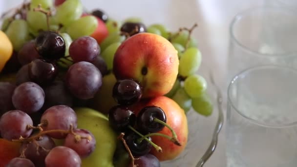 Zátiší s cherry, hroznů a broskev - Záběry, video