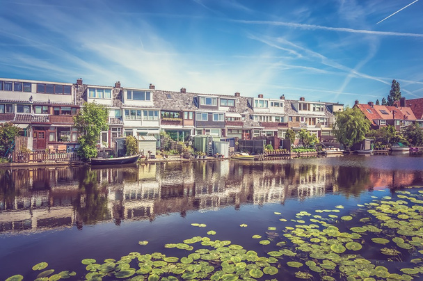 Одна из улиц с каналом в Роттердаме, Нидерланды - ретро
  - Фото, изображение