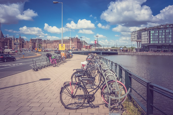 Велосипеды, припаркованные в Амстердаме, Нидерланды - ретро и винтаж
 - Фото, изображение