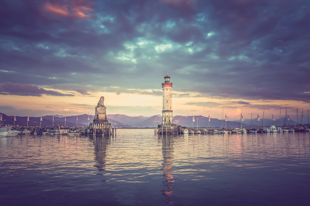 リンダウの港の灯台と美しい夜海の風景 - - 写真・画像