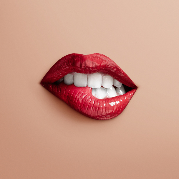 hampaat Pureva huuli
 - Valokuva, kuva