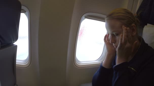 A nő a repülőn rosszul érzi magát - Felvétel, videó