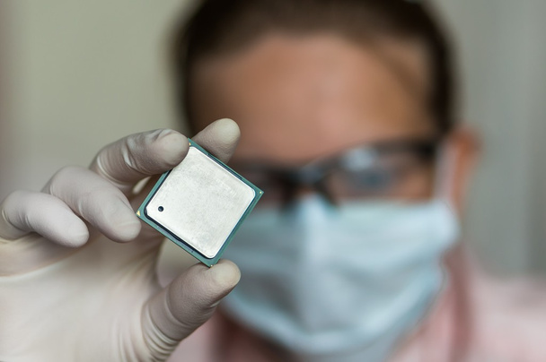 Cientista mostrando o microchip do computador antes de reparar elétron
 - Foto, Imagem