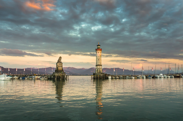 リンダウの港の灯台と美しい夜海の風景 - 写真・画像