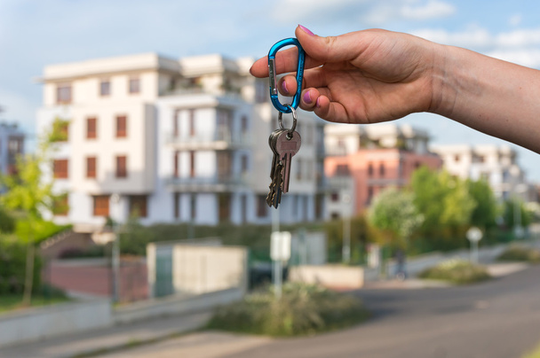 Κτηματομεσίτης δίνοντας τα κλειδιά του σπιτιού ένα νέο ιδιοκτήτη ακινήτου - Φωτογραφία, εικόνα