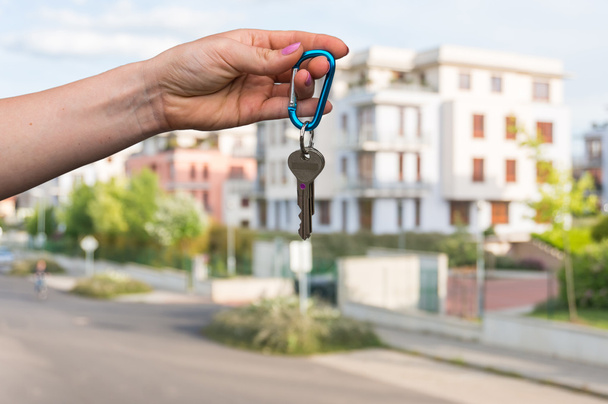 Агент по недвижимости дает ключи от дома новому владельцу
 - Фото, изображение