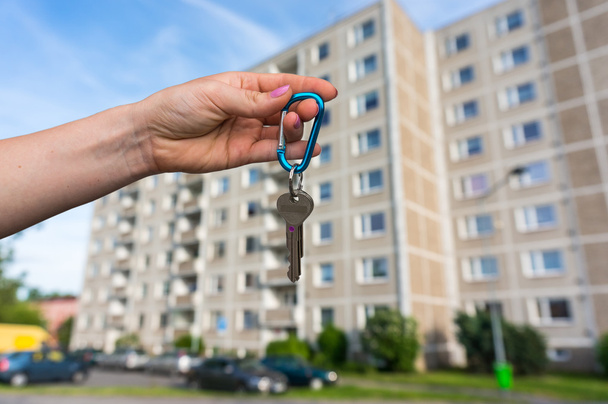 Agente imobiliário dando chaves planas para um novo proprietário
 - Foto, Imagem