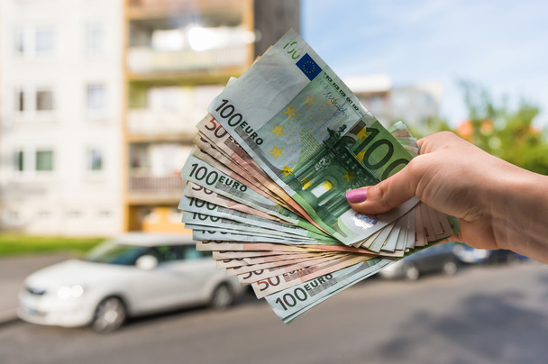 Покупатель недвижимости с банкнотами евро и покупка красивой квартиры
  - Фото, изображение