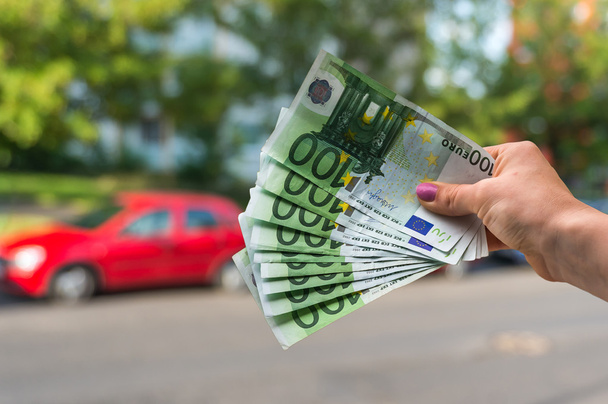Покупатель автомобиля с банкнотами евро и покупка нового автомобиля от продаж
 - Фото, изображение