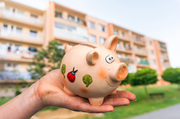 All savings money from pink ceramic piggy bank to pay for the dr - Foto, afbeelding