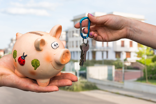 Agente de bienes raíces dando llaves de la casa a un nuevo propietario, que
 - Foto, Imagen