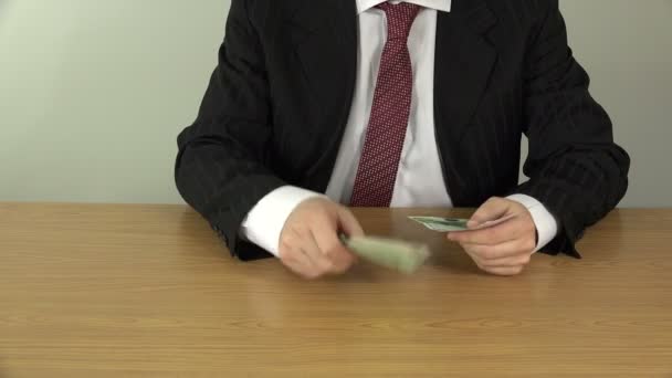 Мужчина руками пересчитывает наличные евро банкноты. 4K
 - Кадры, видео