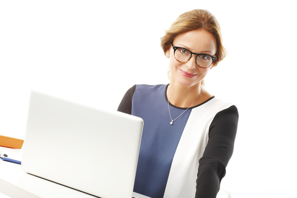 financial assistant in front of laptop - Zdjęcie, obraz